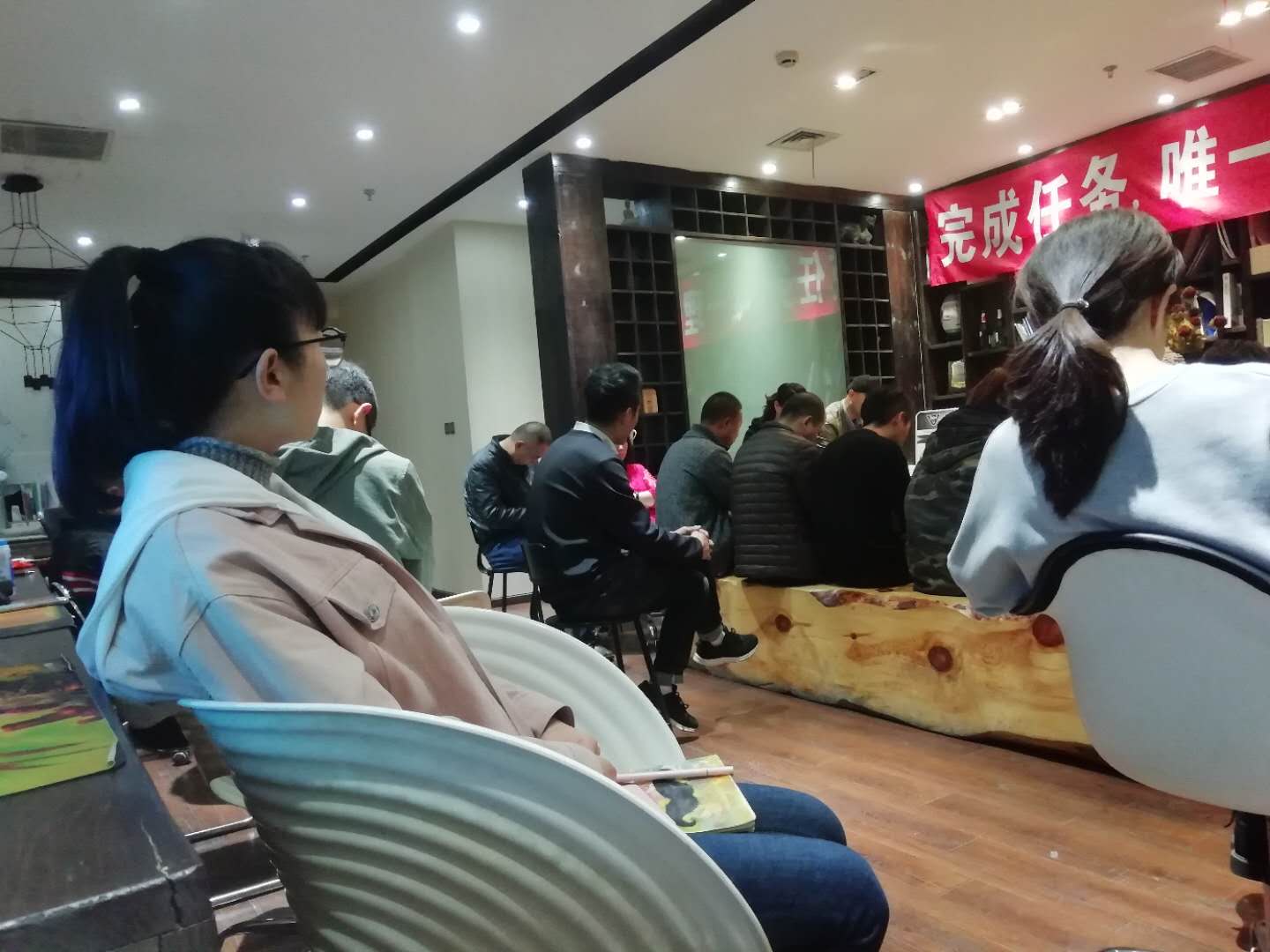 �����N��װ����ƹ�˾ÿ��һ�����ᰴʱ������